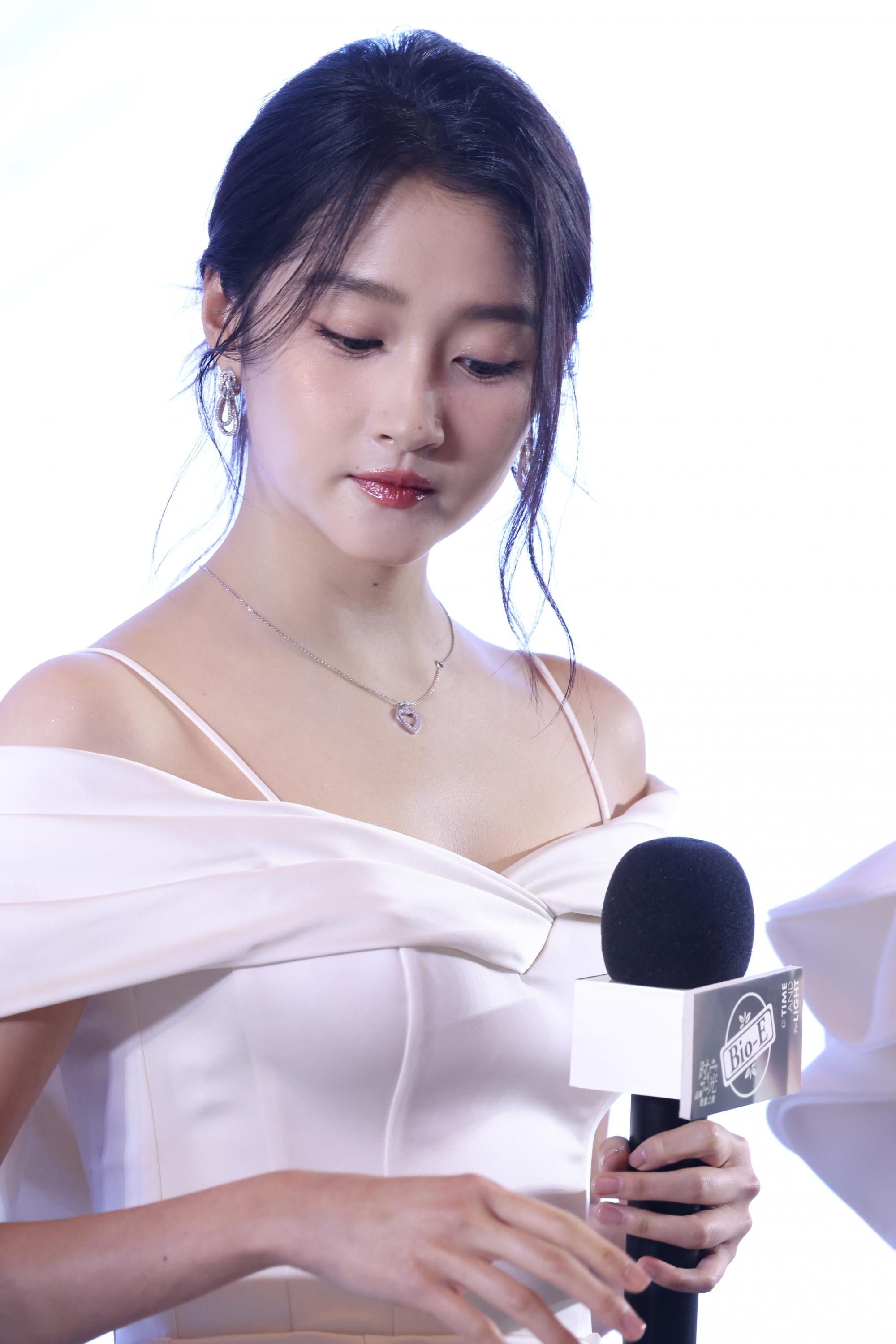 关晓彤现场漏香肩迷人生图照[9]